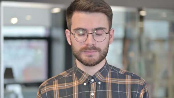 Portret van een jonge ontwerper glimlachend bij de camera - Video
