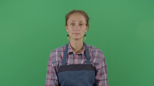 Γυναίκα ξυλουργός τρίβει το πρόσωπό του απογοητευμένο - Πλάνα, βίντεο