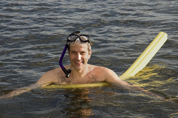 man snorkelen in lake - Foto, afbeelding