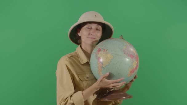 Forscherin umarmt und küsst den Globus - Filmmaterial, Video