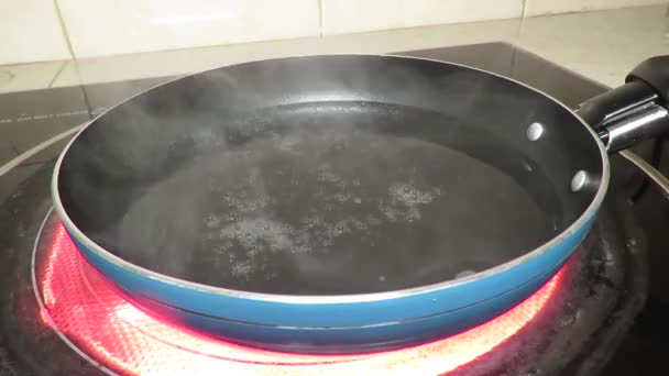 Wrząca woda na patelni do gotowania makaronu instant - Materiał filmowy, wideo