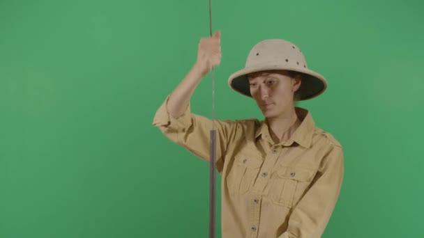 Kobieta Explorer sprzątanie i celowanie muszkiet  - Materiał filmowy, wideo