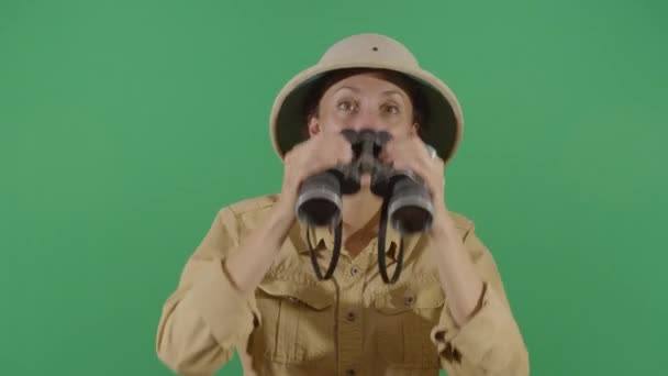 Γυναίκα Explorer κοιτάζοντας μέσα από Κυάλια - Πλάνα, βίντεο