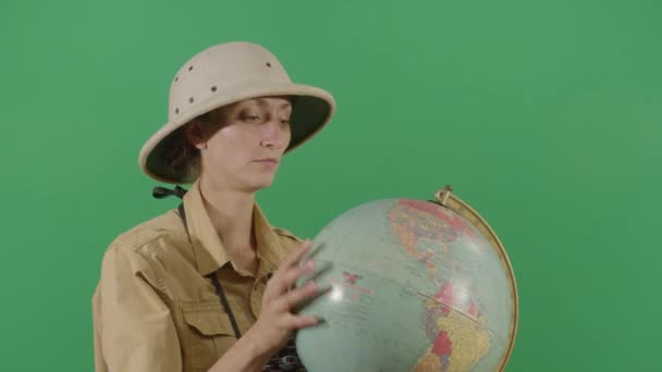Kobieta Explorer bada globus - Materiał filmowy, wideo
