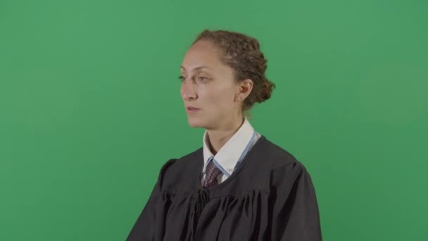 女性裁判官は彼の顔をこすりフラストレーション - 映像、動画