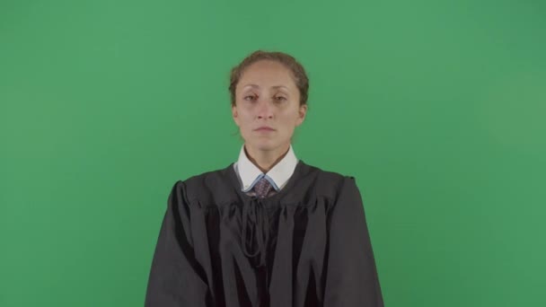 Slaperige vrouwelijke rechter geeuwt in de rechtbank - Video