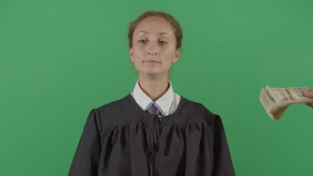 Vrouwelijke rechter verwerpt geld uit de hand - Video