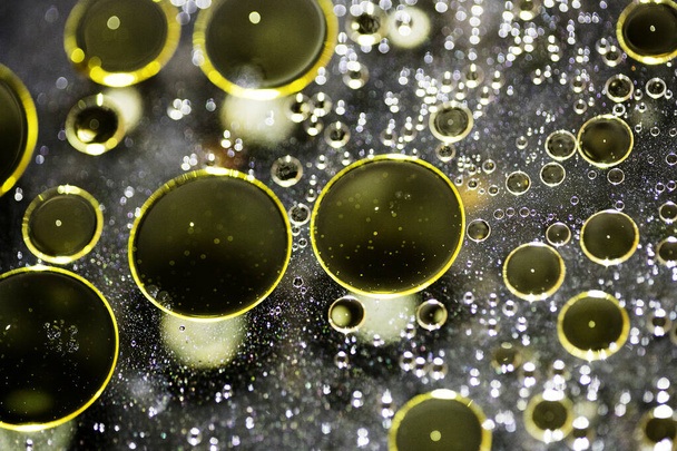 Olio d'oro bolle macro su sfondo nero acqua con bokeh fi
 - Foto, immagini