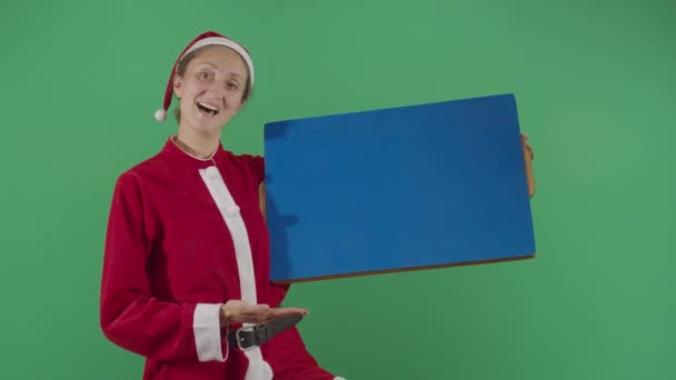 Kobieta Santa Claus co coś pojawia się na planszy - Materiał filmowy, wideo