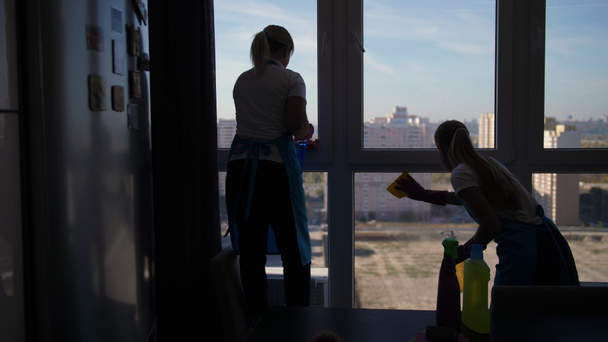 Hausmeister putzt breites Fenster in Wohnung - Filmmaterial, Video