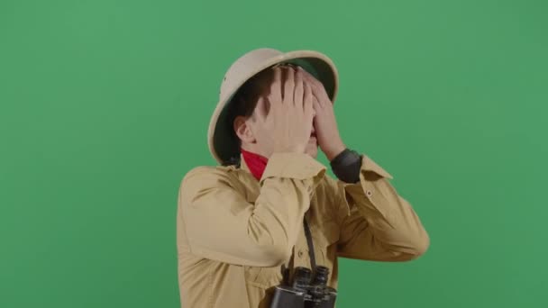 大人の男探検家彼の顔をこすりフラストレーション - 映像、動画