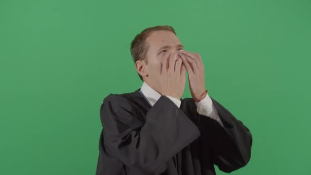 Homem adulto juiz esfregando seu rosto frustrado
 - Filmagem, Vídeo