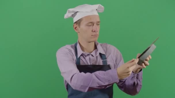 Ενήλικες σεφ άνθρωπος ακόνισμα ένα μαχαίρι - Πλάνα, βίντεο