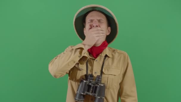 Hombre adulto explorador bostezando profundamente
 - Imágenes, Vídeo