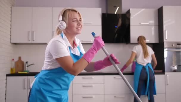 Nettoyage dame chantant tout en nettoyant le sol dans la maison
 - Séquence, vidéo