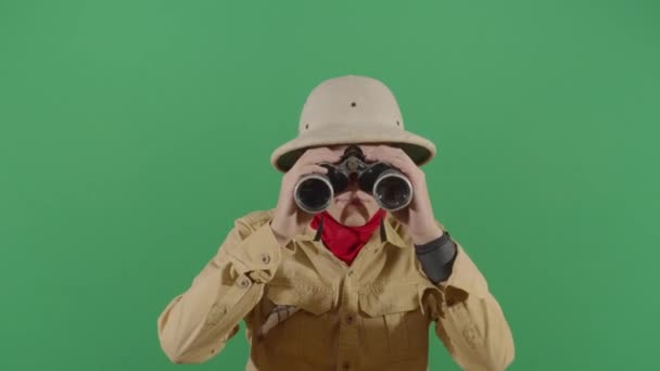 Hombre adulto explorador limpiando sus prismáticos
 - Imágenes, Vídeo