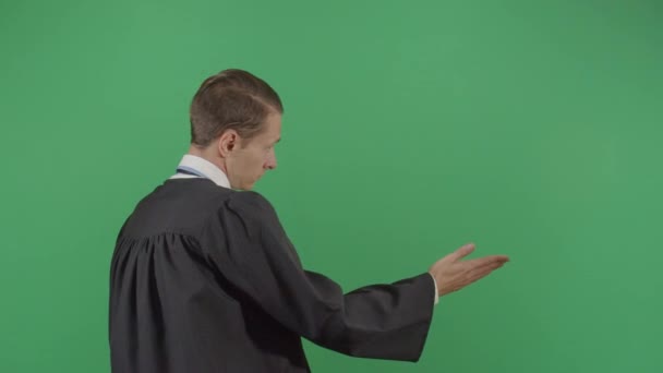 Juge homme adulte interagissant avec le public
 - Séquence, vidéo