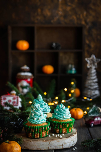 Citrusové dortíky s máslovou smetanou a slavnostní výzdobou na Nový rok a Vánoce. - Fotografie, Obrázek