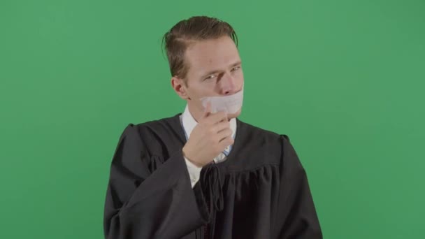 Dospělý muž soudce odstranění pásky - Záběry, video