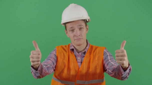 Homem adulto engenheiro aprovando com polegares
 - Filmagem, Vídeo