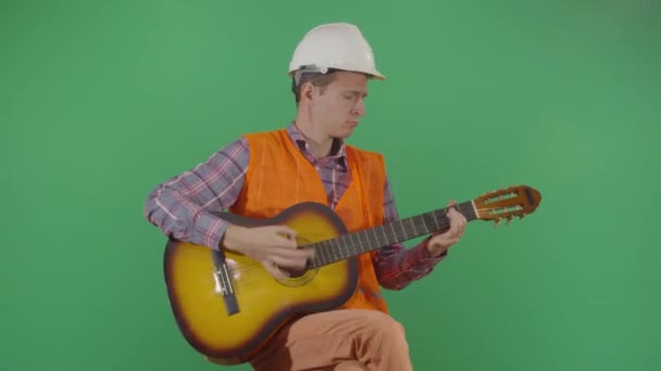 Erwachsener Mann spielt Gitarre - Filmmaterial, Video