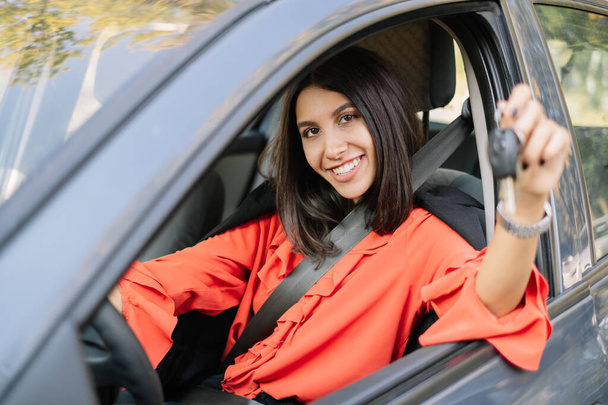 車の中で笑顔ビジネス服の女性 - 写真・画像