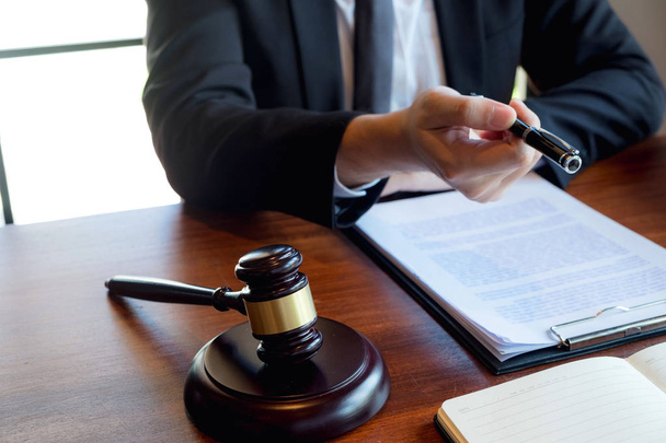 Gli avvocati danno consigli e raccomandano proposte legali. Controlla legale d
 - Foto, immagini