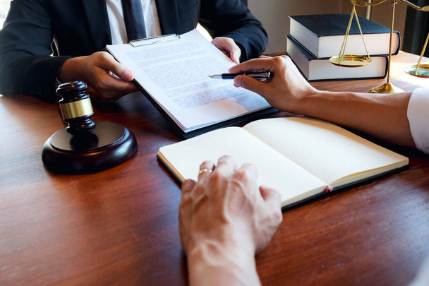 Los abogados asesoran y recomiendan propuestas legales. Comprobar la legalidad
 - Foto, imagen