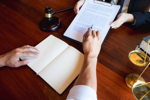 Les avocats donnent des conseils et recommandent des propositions juridiques. Vérifier juridique d
 - Photo, image