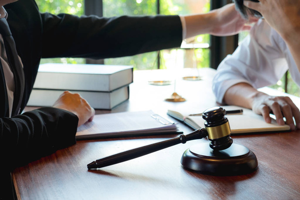 Advogados aconselham e recomendam propostas legais. Verificação legal d
 - Foto, Imagem