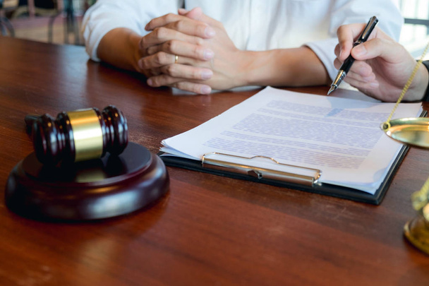 Gli avvocati danno consigli e raccomandano proposte legali. Controlla legale d
 - Foto, immagini