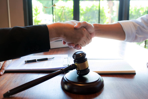 Οι δικηγόροι παρέχουν συμβουλές και προτείνουν νομικές προτάσεις. Έλεγχος νόμιμου d - Φωτογραφία, εικόνα