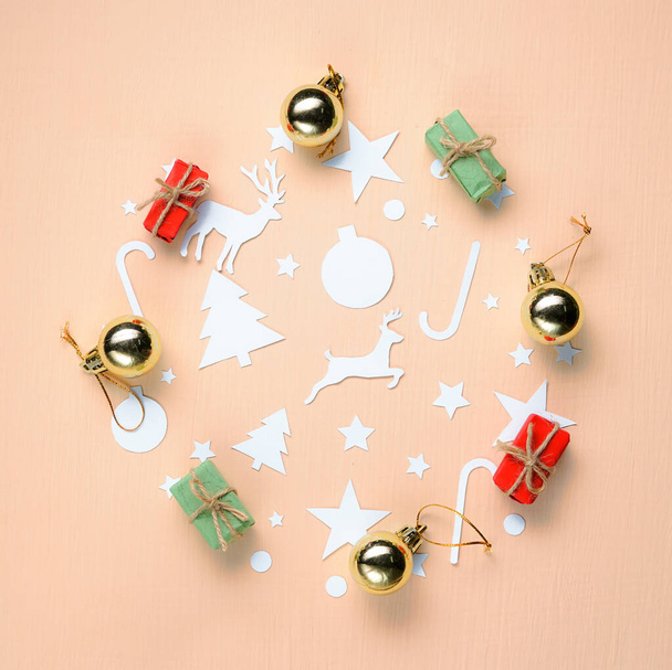 Découpe de papier et ornement de Noël formant un cercle sur Peach Bac
 - Photo, image