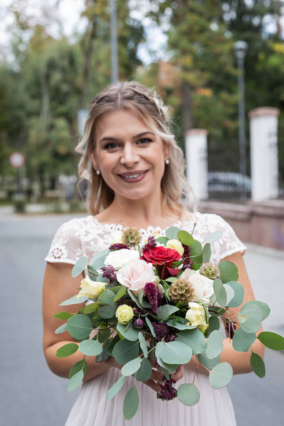 Colourful bouquet and bride - Фото, изображение