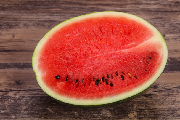 reife süße saftige halbe Wassermelone - Foto, Bild