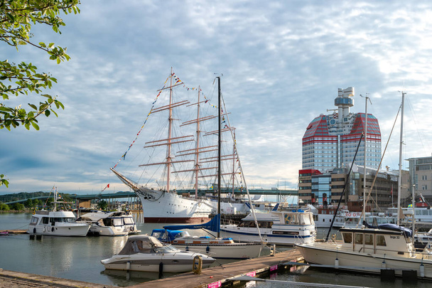 Gothenburg, Sweden - June 25, 2019: Barken Viking hotel on the ship at the pier and the Lilla Bommen building. - Foto, imagen