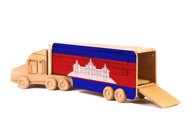 Close-up van een houten speelgoedtruck met een geschilderde nationale vlag Cambodja. Het concept van export-import, transport, nationale levering van goederen  - Foto, afbeelding