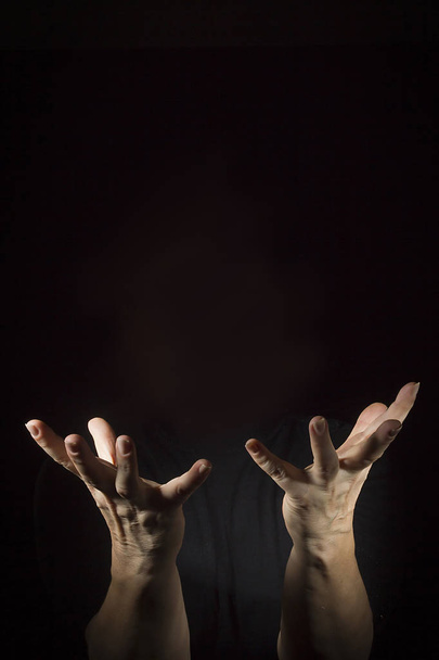 Hands with fingers spread - 写真・画像