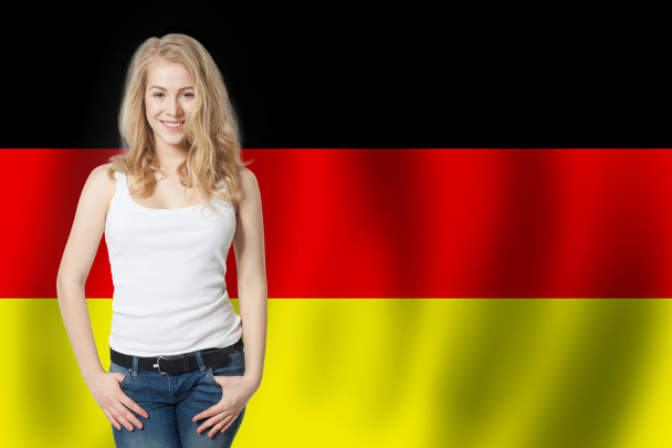 Viajar na Alemanha conceito. Mulher bonita contra a bandeira da Alemanha
 - Foto, Imagem
