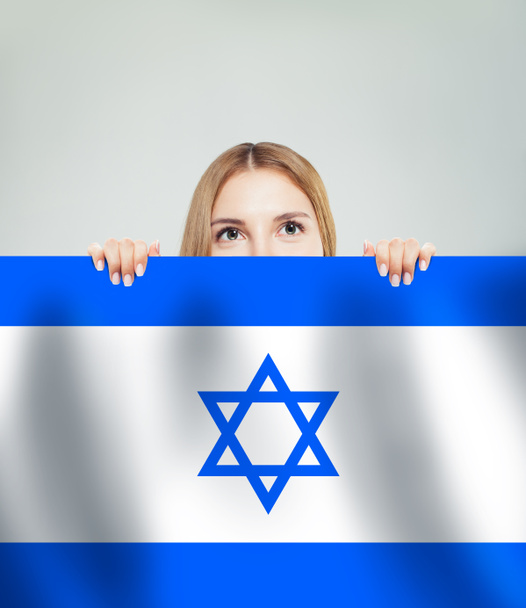 Gyönyörű boldog fiatal nő izraeli zászló háttér.  - Fotó, kép