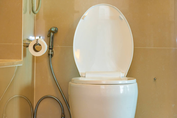 Tazón de inodoro blanco y decoración del asiento en baño
 - Foto, imagen