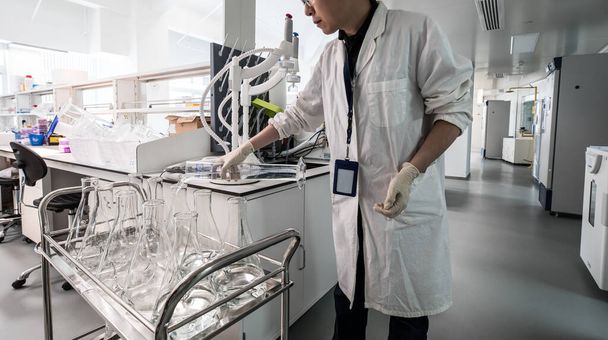 Pekin, Chiny - 03 czerwca 2019: Nowoczesny sprzęt laboratoryjny do produkcji leków. - Zdjęcie, obraz