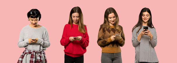 Набор женщин на изолированном розовом фоне, отправляющих сообщение с мобильного
 - Фото, изображение