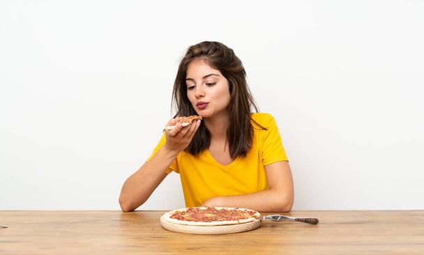 ピザを持つ白人の女の子 - 写真・画像