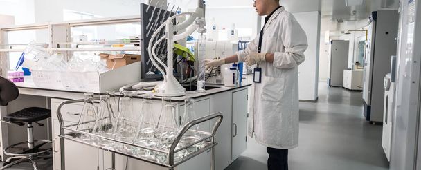 BEIJING, CHINA - JUNE 03, 2019: Modern drug manufacturing laboratory equipment. - Foto, Bild