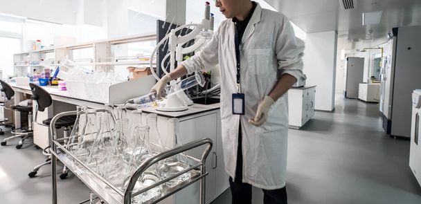 BEIJING, CHINA - JUNE 03, 2019: Modern drug manufacturing laboratory equipment. - Foto, afbeelding