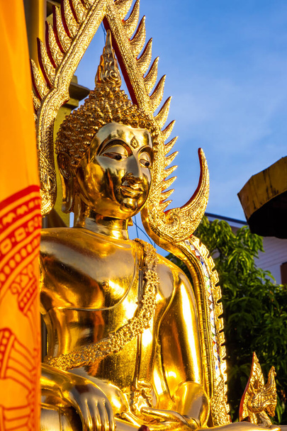 Kultainen Buddha kasvot ulkona temppelin Thaimaassa
 - Valokuva, kuva