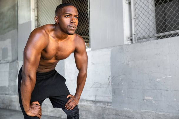 Mode de vie de l'athlète afro-américain se préparant à la course, au jogging, à la conviction intense, à la détermination, au regard sérieux, aux yeux puissants
 - Photo, image