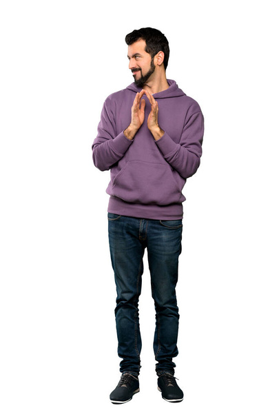 Повнометражний знімок красивого чоловіка з светром, що розшифровує щось над ізольованим білим тлом
 - Фото, зображення