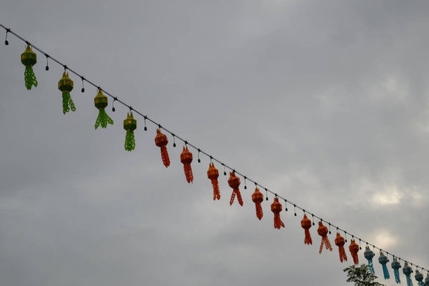 Colorido de linternas de tela de patrón tailandés colgando en el festival de linternas de Tailandia
  - Foto, Imagen